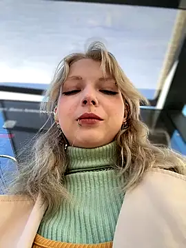 Snapshot of EveLittleSinner chatting on 10.08.25 EveLittleSinner online show from 10.08.25