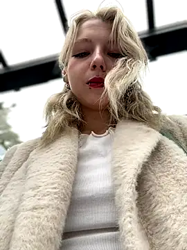 Snapshot of EveLittleSinner chatting on 10.10.25 EveLittleSinner online show from 10.10.25