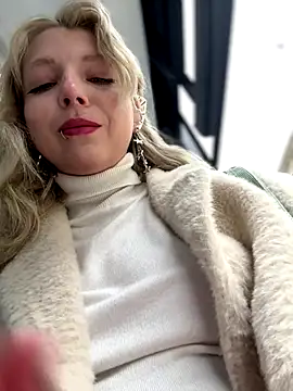 Snapshot of EveLittleSinner chatting on 10.12.25 EveLittleSinner online show from 10.12.25