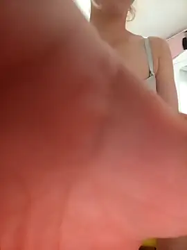 Snapshot of dumla chatting on 10.21.25 dumla online show from 10.21.25