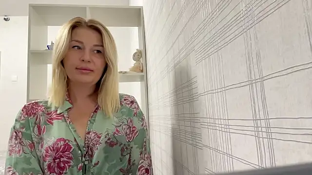 Blondie xoxoxo online show from 09.29.25