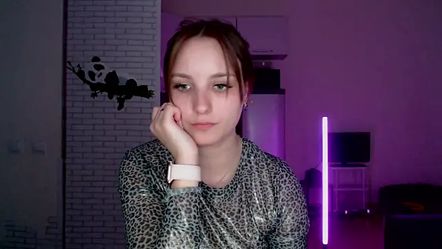 Snapshot of Leonaalove chatting on 04.02.26 Leonaalove online show from 04.02.26
