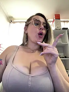 Snapshot of CurvyLust_x chatting on 02.23.26 CurvyLust x online show from 02.23.26