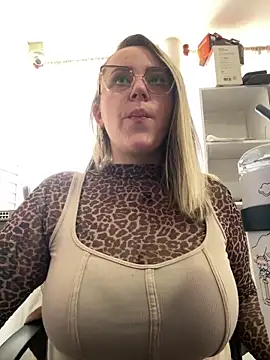 Snapshot of CurvyLust_x chatting on 03.26.26 CurvyLust x online show from 03.26.26