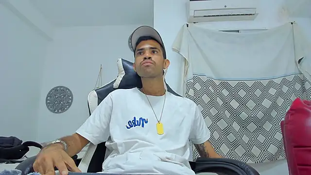 Snapshot of adri_sexboy229 chatting on 10.14.25 adri sexboy229 online show from 10.14.25