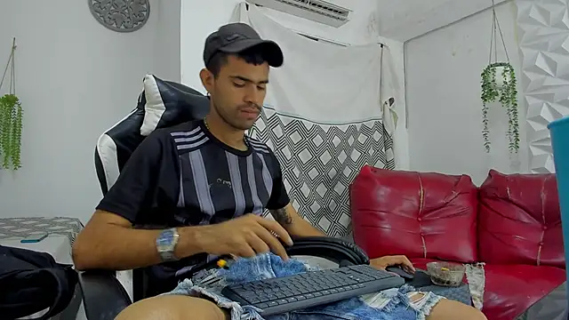 Snapshot of adri_sexboy229 chatting on 10.15.25 adri sexboy229 online show from 10.15.25