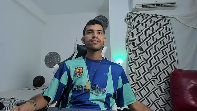 Snapshot of adri_sexboy229 chatting on 10.17.25 adri sexboy229 online show from 10.17.25