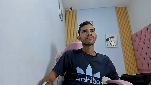 Snapshot of adri_sexboy229 chatting on 10.18.25 adri sexboy229 online show from 10.18.25