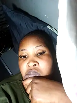 Snapshot of OCEANSQUITERXXX chatting on 10.31.25 OCEANSQUITERXXX online show from 10.31.25