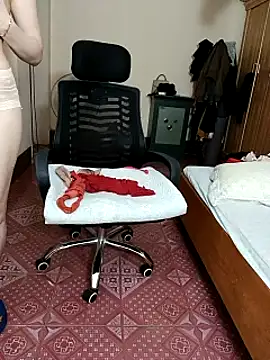 Snapshot of Moona_heny chatting on 10.31.25 Moona heny online show from 10.31.25