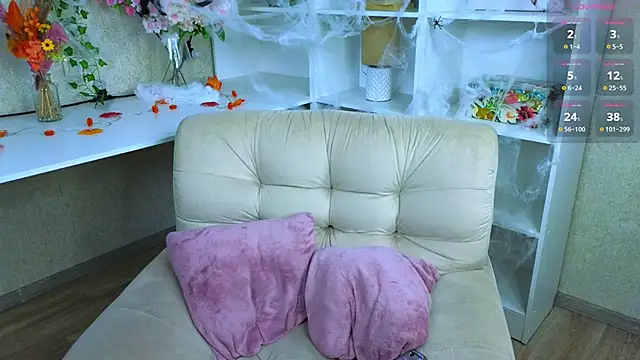 Snapshot of TraciMyntti chatting on 10.24.25 TraciMyntti online show from 10.24.25