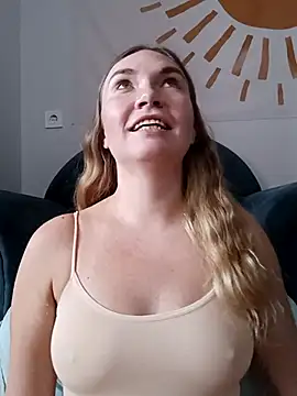 Snapshot of KisaVixen chatting on 10.04.25 KisaVixen online show from 10.04.25