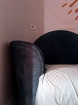 Snapshot of KisaVixen chatting on 10.10.25 KisaVixen online show from 10.10.25