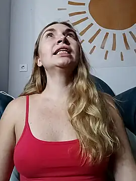 Snapshot of KisaVixen chatting on 10.17.25 KisaVixen online show from 10.17.25