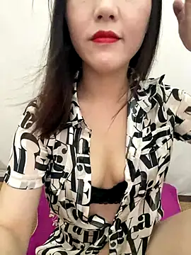 Snapshot of Dieknr chatting on 10.18.25 Dieknr online show from 10.18.25