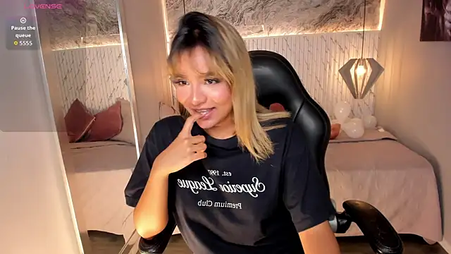 Emilly mell online show from 10.17.25