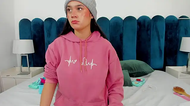 EmilyHanks  online show from 11.14.25