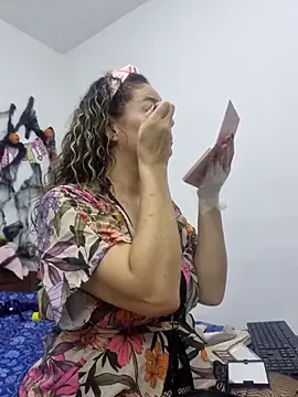 Snapshot of Nina_vallon chatting on 10.17.25 Nina vallon online show from 10.17.25