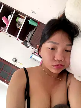 Snapshot of Miumieu chatting on 10.29.25 Miumieu online show from 10.29.25