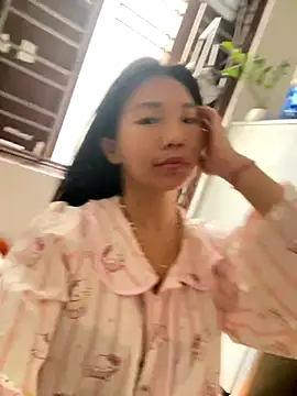 Snapshot of Miumieu chatting on 11.08.25 Miumieu online show from 11.08.25