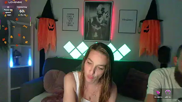 Snapshot of XBellaXundXUweX chatting on 10.14.25 XBellaXundXUweX online show from 10.14.25