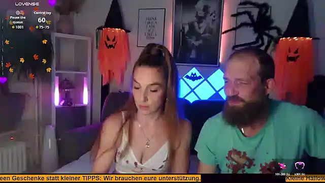 Snapshot of XBellaXundXUweX chatting on 10.22.25 XBellaXundXUweX online show from 10.22.25