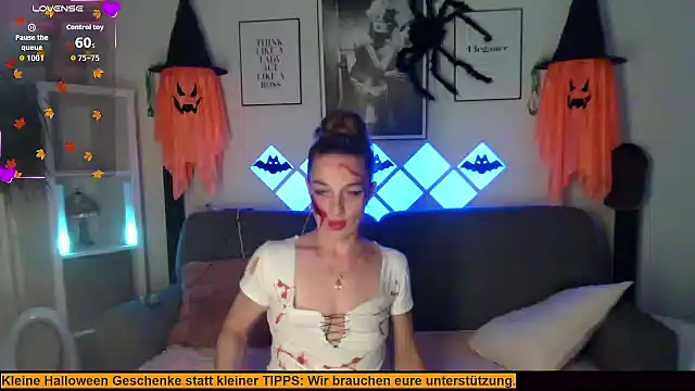 Snapshot of XBellaXundXUweX chatting on 10.24.25 XBellaXundXUweX online show from 10.24.25
