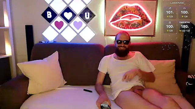 Snapshot of XBellaXundXUweX chatting on 03.01.26 XBellaXundXUweX online show from 03.01.26