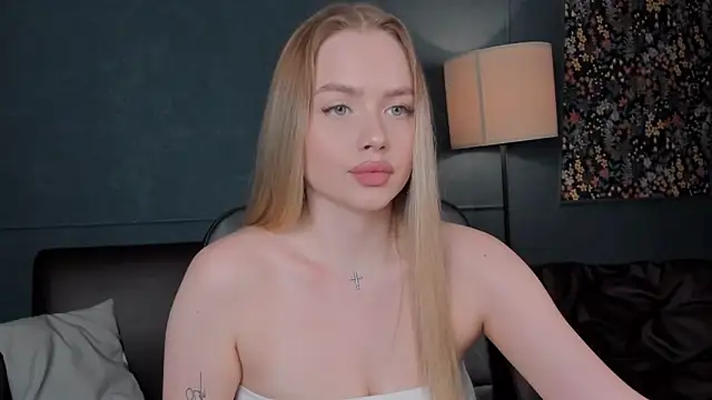 Snapshot of AvroraGoldie chatting on 09.25.25 AvroraGoldie online show from 09.25.25