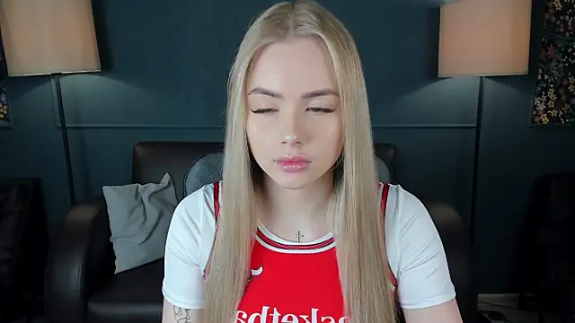 Snapshot of AvroraGoldie chatting on 10.17.25 AvroraGoldie online show from 10.17.25