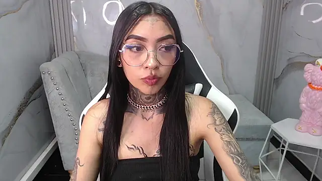 Ashley Blum v online show from 10.10.25