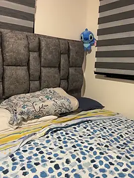 Snapshot of MacaW09 chatting on 11.26.25 MacaW09 online show from 11.26.25