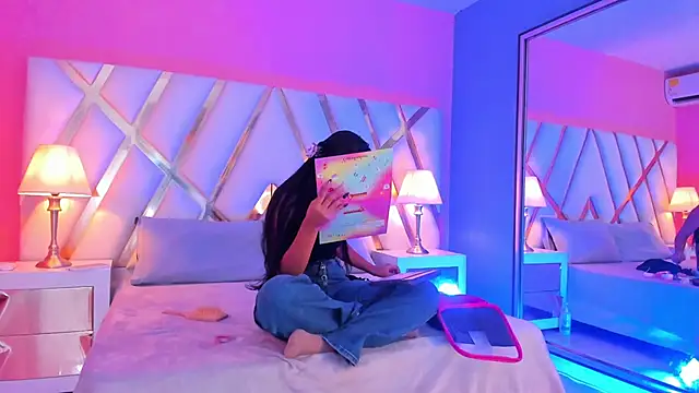 Snapshot of JadeeKhan chatting on 10.11.25 JadeeKhan online show from 10.11.25