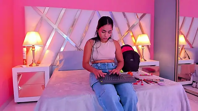 Snapshot of JadeeKhan chatting on 10.17.25 JadeeKhan online show from 10.17.25