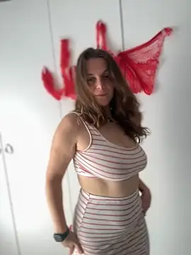 TenderLaGlamor online show from 10.17.25