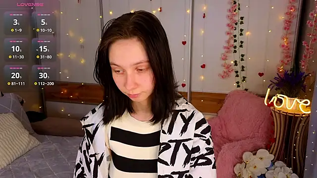 Snapshot of SuzanneHowse chatting on 03.14.26 SuzanneHowse online show from 03.14.26