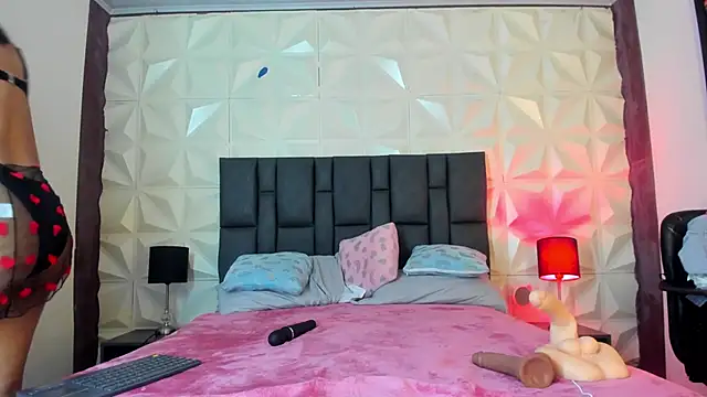 Snapshot of BustyGlow chatting on 10.04.25 BustyGlow online show from 10.04.25