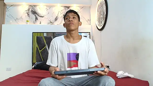 Snapshot of BEAUTY_BOYS1 chatting on 10.28.25 BEAUTY BOYS1 online show from 10.28.25