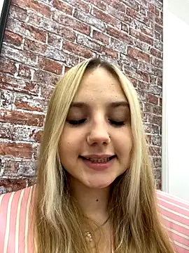 Snapshot of Sky_Cutie chatting on 09.09.25 Sky Cutie online show from 09.09.25