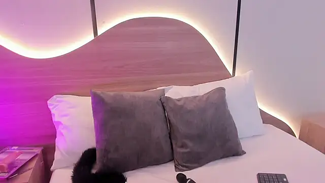 doll eyees  online show from 10.18.25