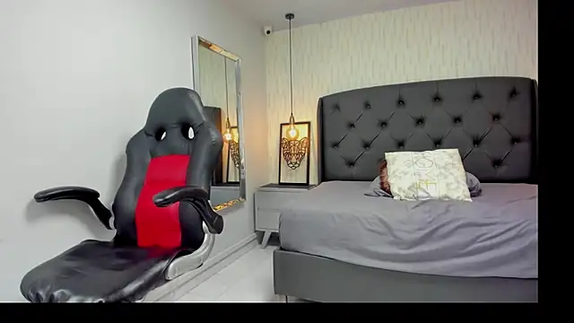 Snapshot of KATIAMOSS1 chatting on 10.23.25 KATIAMOSS1 online show from 10.23.25