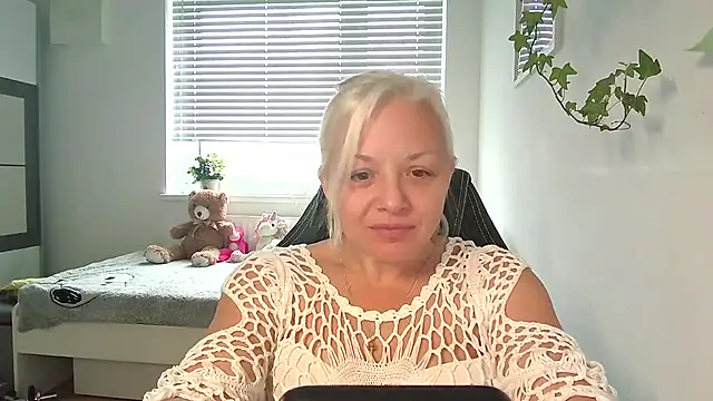 Linsy Kim online show from 12.02.25