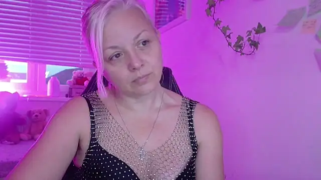 Linsy Kim online show from 12.04.25