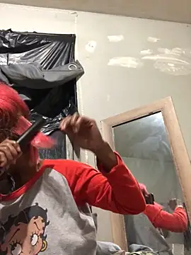 Snapshot of Tishrella6 chatting on 12.17.25 Tishrella6 online show from 12.17.25