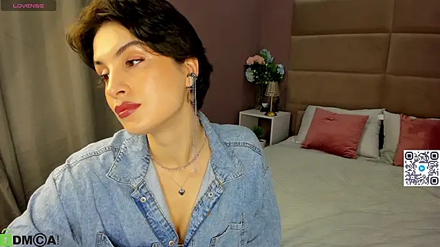 Snapshot of Adeline_Perle chatting on 10.05.25 Adeline Perle online show from 10.05.25