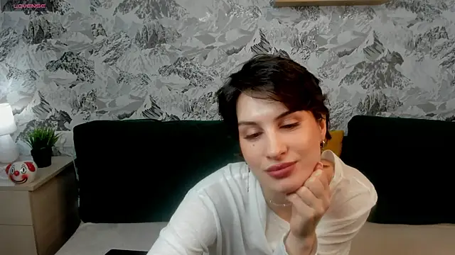 Snapshot of Adeline_Perle chatting on 10.08.25 Adeline Perle online show from 10.08.25