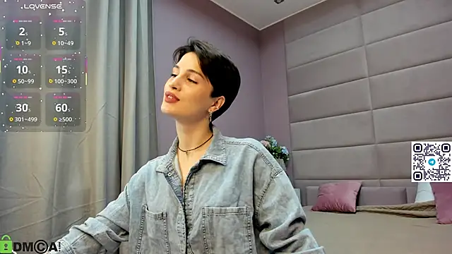 Snapshot of Adeline_Perle chatting on 10.10.25 Adeline Perle online show from 10.10.25