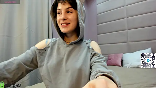 Snapshot of Adeline_Perle chatting on 10.12.25 Adeline Perle online show from 10.12.25