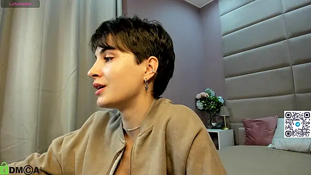 Snapshot of Adeline_Perle chatting on 10.14.25 Adeline Perle online show from 10.14.25