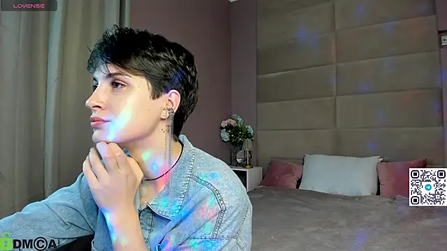 Snapshot of Adeline_Perle chatting on 10.17.25 Adeline Perle online show from 10.17.25